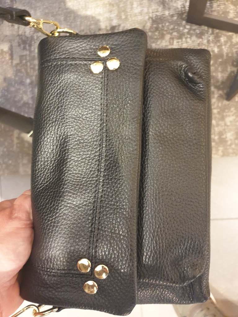 Zwarte handtas met gouden spijkers